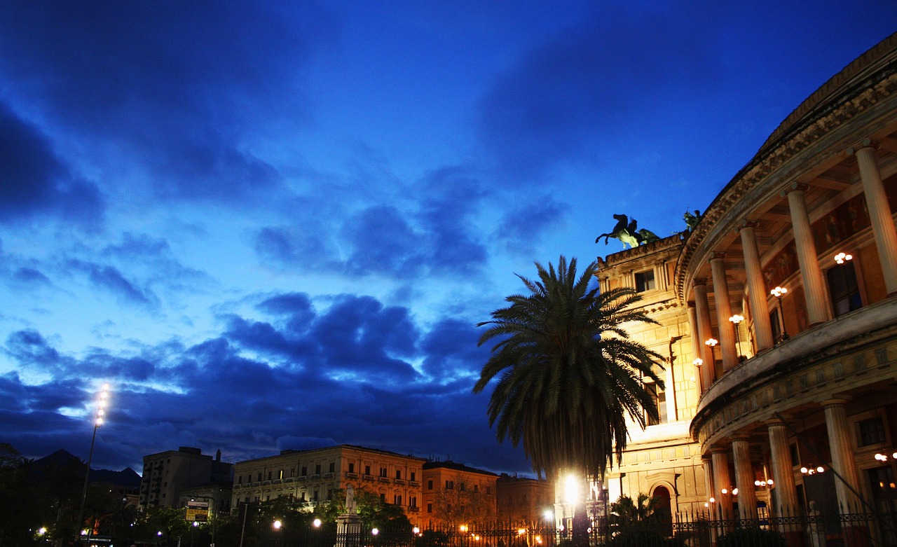 Panorama invernale di Palermo con strade deserte e cielo sereno, evidenziando l'atmosfera tranquilla della città.
