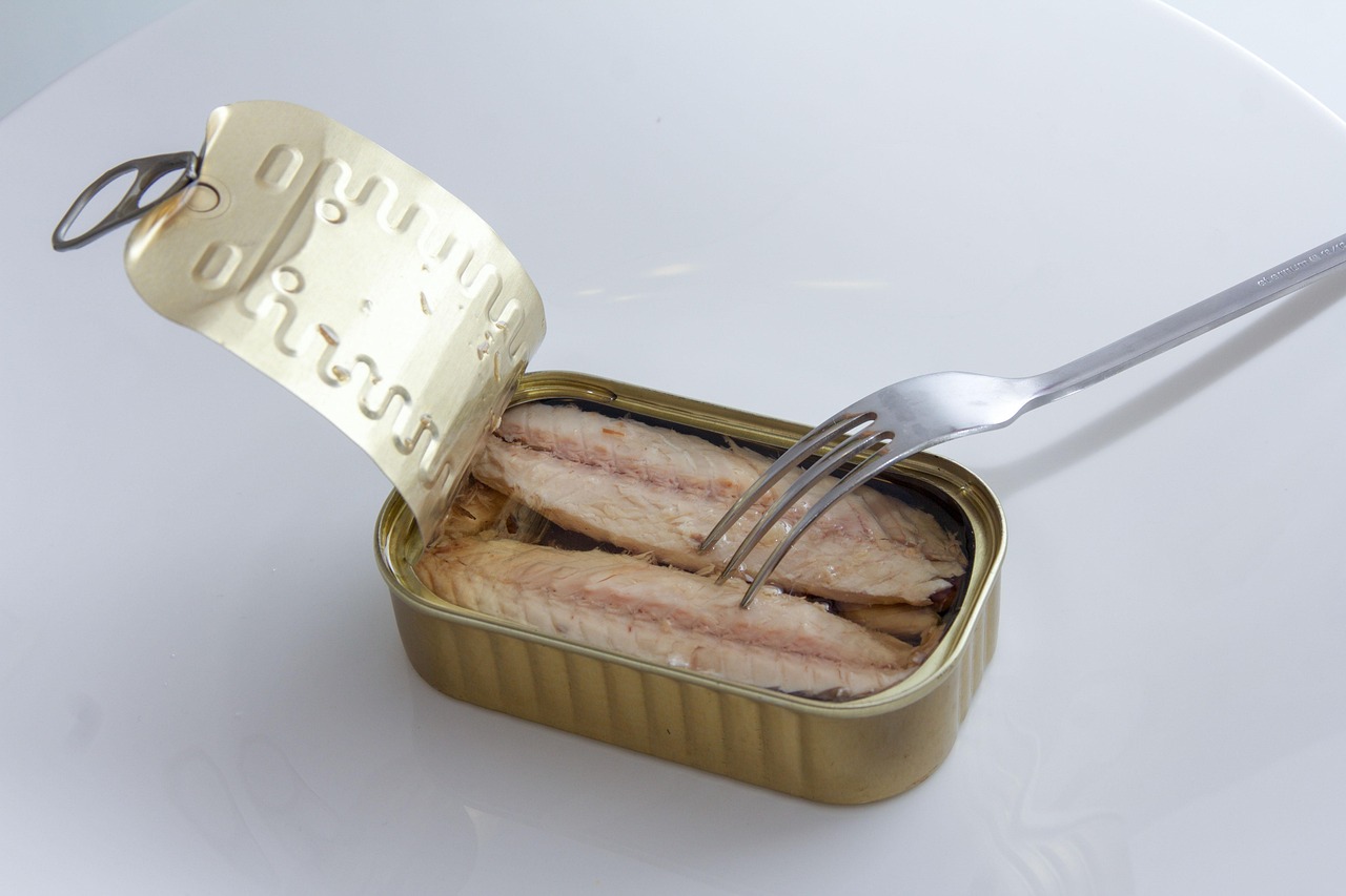 Scatola di sgombro in un supermercato, simbolo di scorte alimentari.