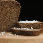 Immagine di pane e biscotti con etichette nutrizionali evidenziate per mostrare il contenuto di sale.