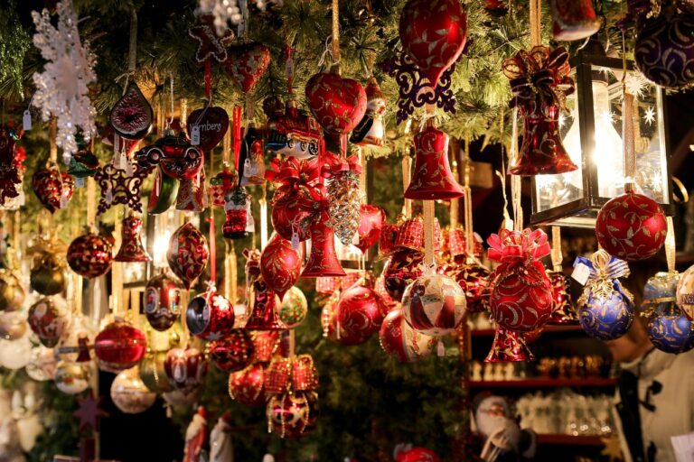 Mercatini di Natale a Torino, decorazioni festive e atmosfera fiabesca.