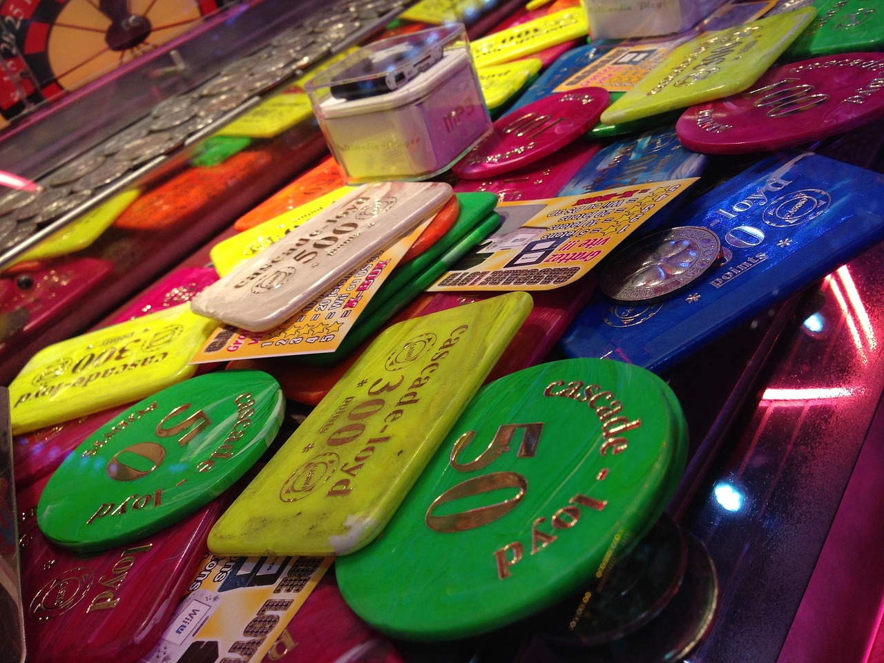 Immagine di diversi biglietti Gratta e Vinci con evidenza delle probabilità di vincita.