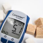 Persona che beve acqua di notte, sintomo di glicemia alta.