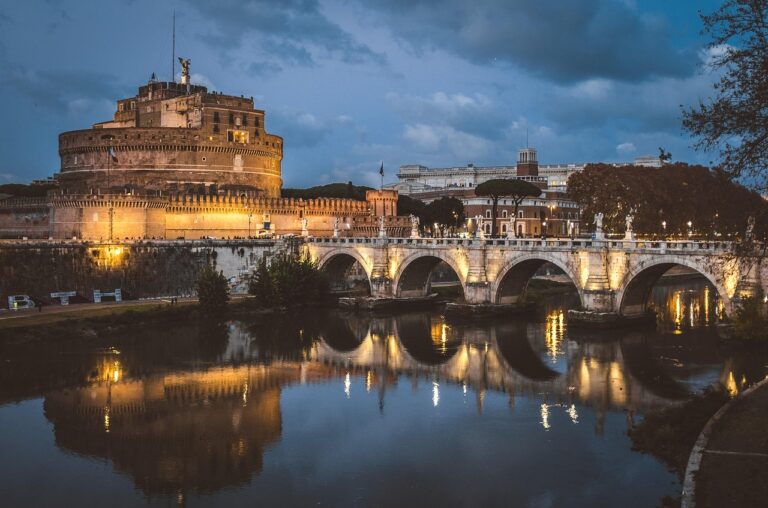 Panoramica di Roma in inverno, con strade deserte e luci natalizie che illuminano monumenti storici.