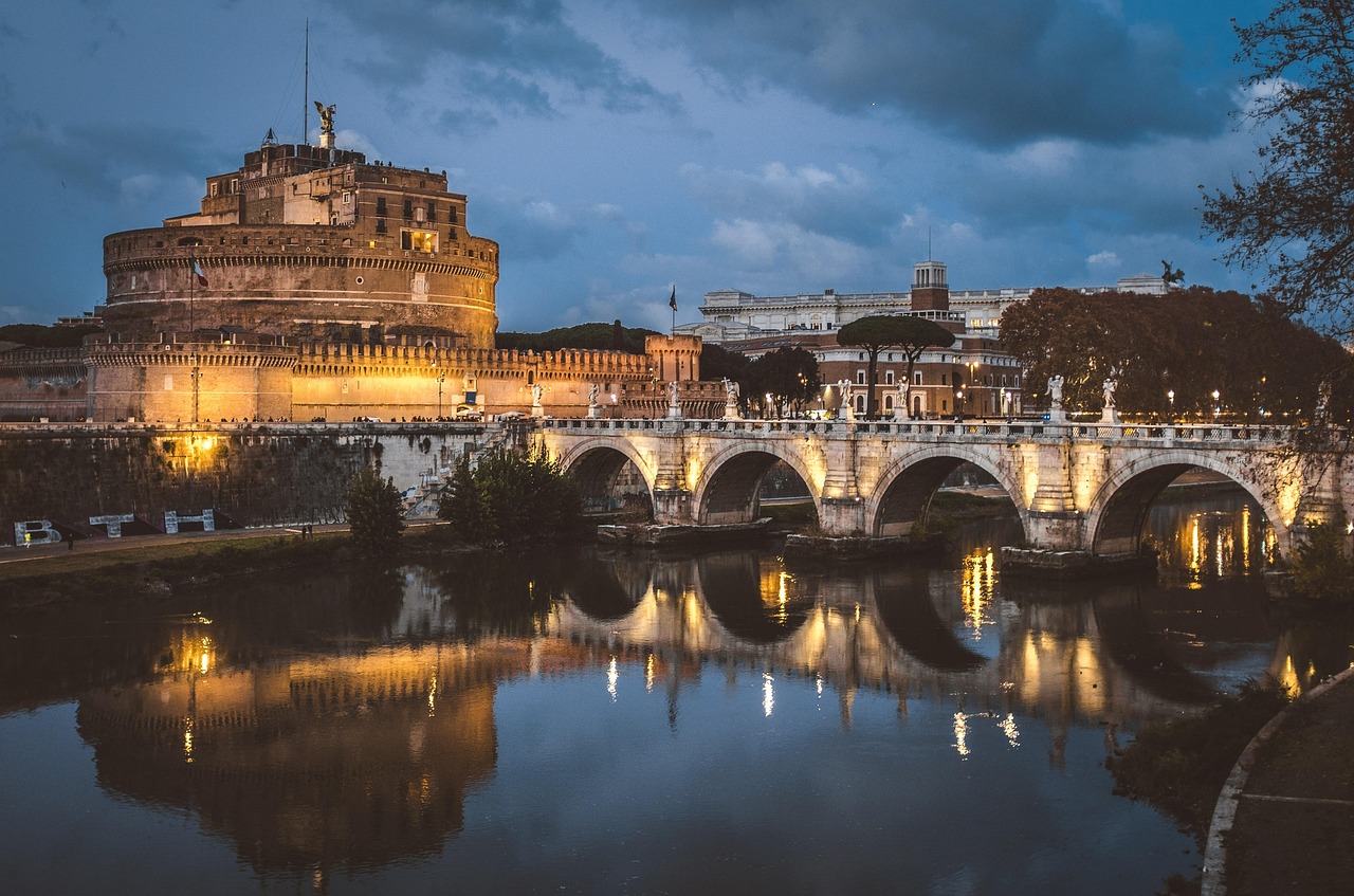 Panoramica di Roma in inverno, con strade deserte e luci natalizie che illuminano monumenti storici.