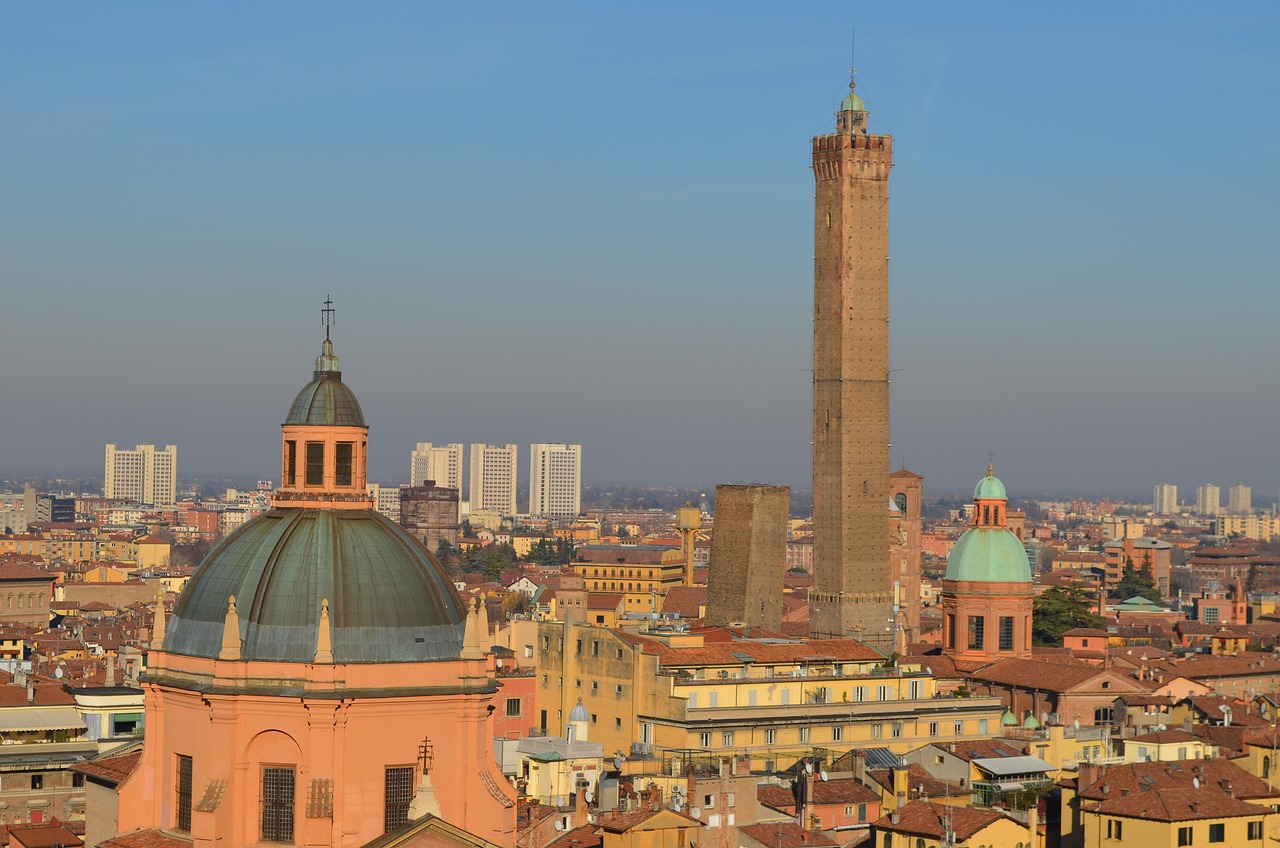 Bologna in inverno, con eventi culturali e manifestazioni in corso a febbraio.