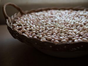Crostata in cottura cieca con fagioli secchi sulla carta forno per mantenere la forma.