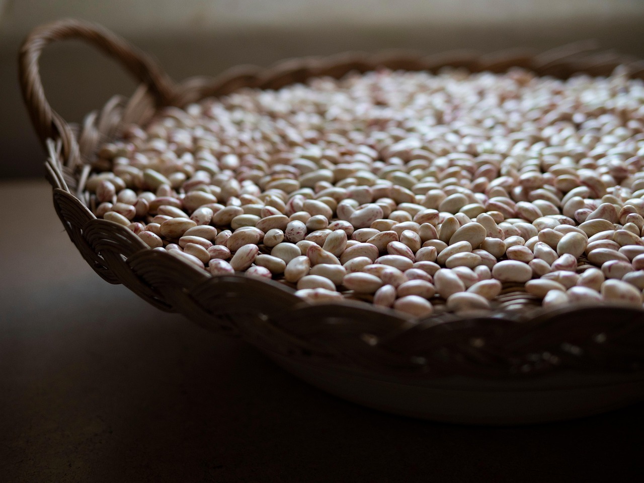 Crostata in cottura cieca con fagioli secchi sulla carta forno per mantenere la forma.