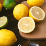 Frutto autunnale ricco di proprietà depurative per il fegato, in primo piano su sfondo naturale.