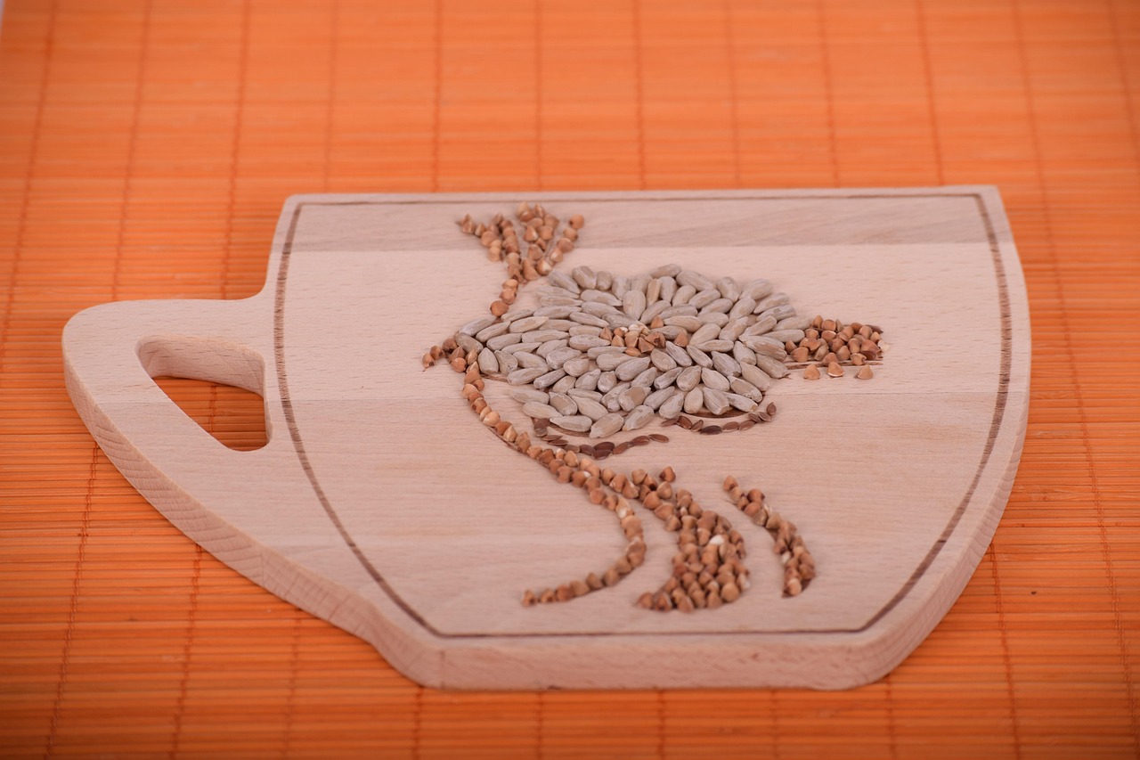 Seme di chia su sfondo bianco, simbolo di salute e regolazione della pressione sanguigna.