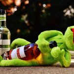 Pelle arrossata dopo il consumo di alcol, indicativa di una carenza enzimatica.