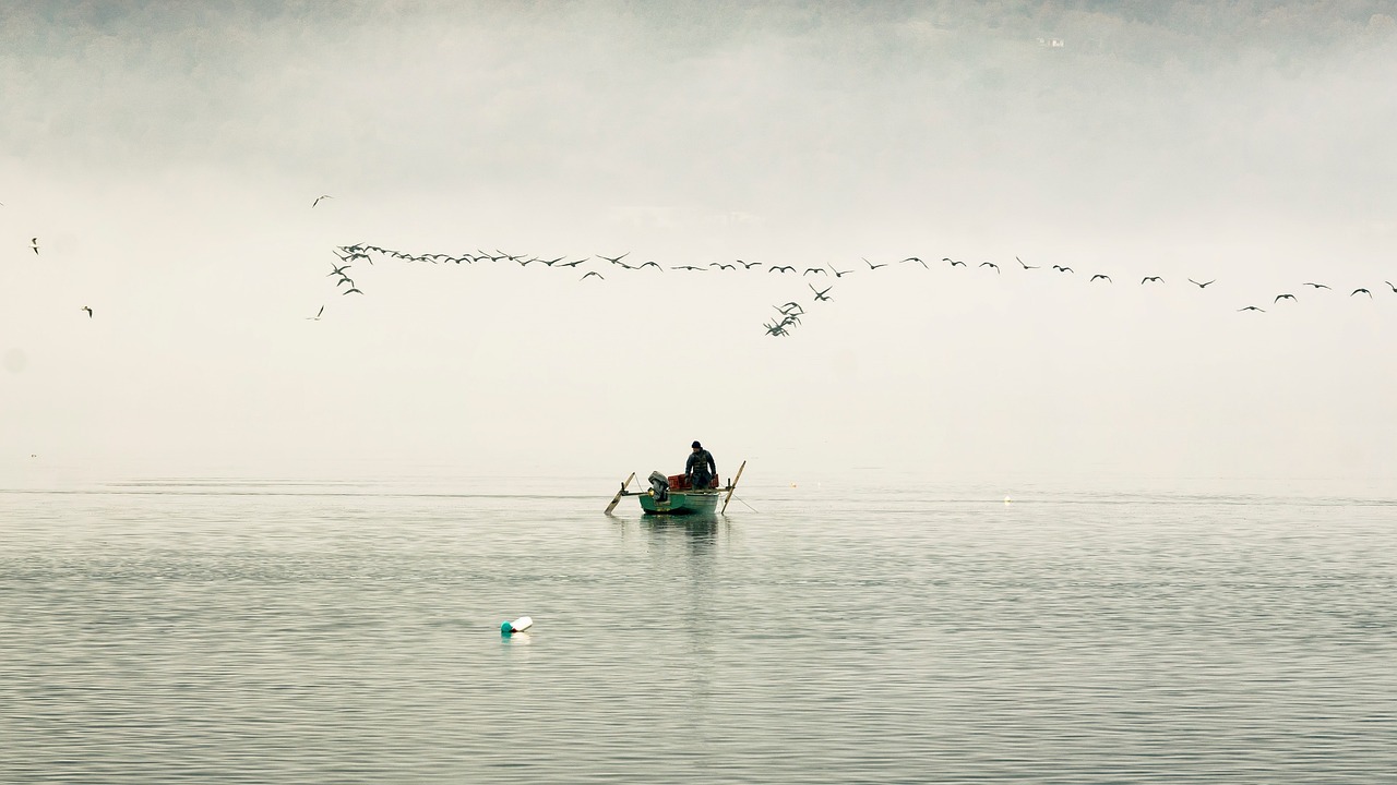 Venezia avvolta nella nebbia invernale, con gondole e canali che creano un'atmosfera magica e misteriosa.