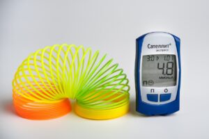 Vista appannata che simboleggia il collegamento tra glicemia alta e problemi visivi nel diabete.