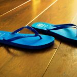 Uomo che indossa ciabatte in casa per prevenire la tallonite.