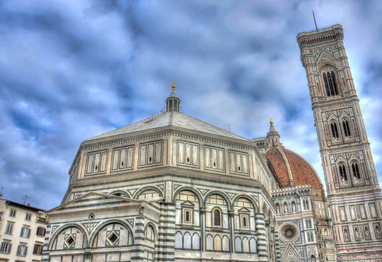 Panorama di Firenze in gennaio, con strade deserte e monumenti storici visibili senza folla.