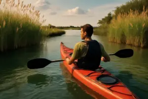 I migliori itinerari in kayak nelle lagune italiane: natura incontaminata e scorci incredibili